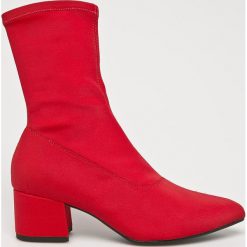 Vagabond - Botki Mya. Czerwone botki Vagabond, bez wzorów, z materiału, bez obcasa, na obcasie, bez zapięcia. W wyprzedaży za 319.90 zł.