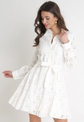 Biała Ażurowa Sukienka Bawełniana z Wiązanym Paskiem Ilerah. Białe sukienki Born2be, l, w ażurowe wzory, z bawełny, boho, bez kołnierzyka, bez ramiączek, mini. Za 199.99 zł.