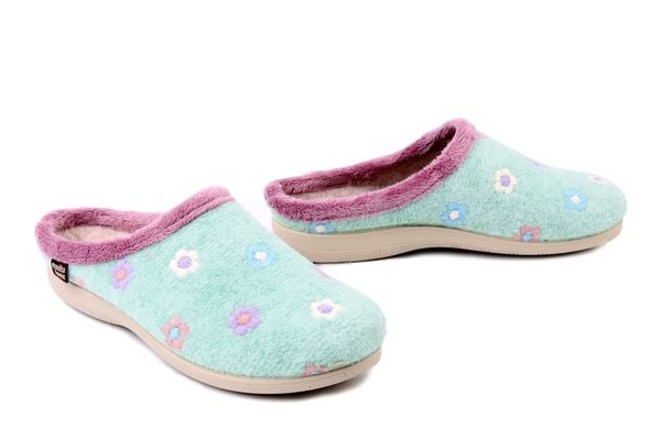 MANITU 320078-71 pastelgrun, kapcie damskie. Zielone obuwie domowe Manitu, bez wzorów, z polaru, bez zapięcia. Za 189.90 zł.