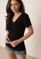 Czarna Bluzka Bawełniana na Krótki Rękaw Zdobiona Koronką i Perełkami Palassa. Czarne bluzki Born2be, m, z aplikacjami, z bawełny, eleganckie, bez kołnierzyka, bez ramiączek. Za 49.99 zł.