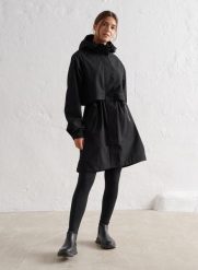 Damska parka wodoodporna, podklejane szwy, regulowany kaptur czarna. Czarne parki AIM'N, xs, z materiału, eleganckie, bez kaptura. Za 932.00 zł.