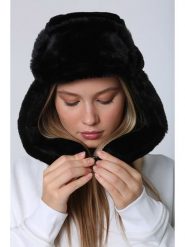 Lucky Bees Czapka w kolorze czarnym rozmiar: onesize. Czarne czapki Lucky Bees, bez wzorów, z futra. Za 109.52 zł.