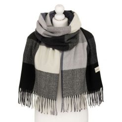Dwustronny szal damski z poliestru w dominującym czarnym kolorze, ozdobiony frędzlami - Rovicky. Czarne szaliki ROVICKY, na zimę, bez wzorów. Za 45.00 zł.