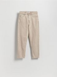 Jeansy mom fit - kremowy. Białe jeansy Reserved, bez wzorów. Za 129.99 zł.