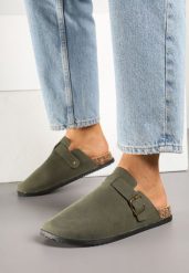 Zielone Klapki w Stylu Chodaków z Klamrami Uliadriela. Zielone klapki Born2be, bez wzorów, z jeansu, bez obcasa, na płaskiej podeszwie. Za 74.99 zł.