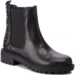 Sztyblety GUESS - FLHYD4 LEA09 BLACK. Czarne botki Guess, z aplikacjami, z materiału, bez obcasa, bez zapięcia. W wyprzedaży za 449.00 zł.