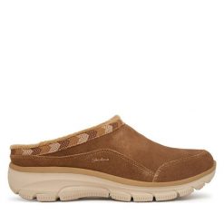 Kapcie Skechers. Brązowe obuwie domowe Skechers, bez wzorów, bez zapięcia. Za 299.99 zł.