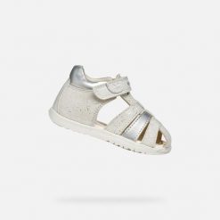 Sandały GEOX B SANDAL MACCHIA GIR Beżowy. Białe sandały Geox, bez wzorów, ze skóry, bez obcasa, bez zapięcia. Za 242.15 zł.
