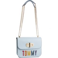 Torebka TOMMY HILFIGER - Turnlock Crossover Swa AW0AW06702 404. Niebieskie torebki klasyczne TOMMY HILFIGER, bez wzorów, ze skóry ekologicznej, bez dodatków. W wyprzedaży za 599.00 zł.