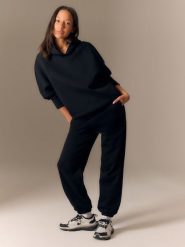 4F Bluza dresowa loose z kapturem damska - czarna L. Czarne bluzy 4f, l, bez wzorów, z dresówki, z kapturem. Za 249.99 zł.