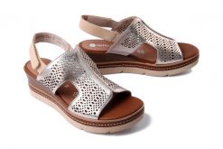 RIEKER REMONTE D2L56-90 mettallic, sandały damskie. Szare sandały Rieker Remonte, bez wzorów, bez obcasa, na koturnie, bez zapięcia. Za 379.90 zł.