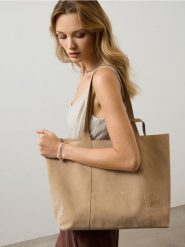 Torba shopper z imitacji zamszu z kosmetyczką - beżowy. Brązowe kufry i kosmetyczki Sinsay, bez wzorów, bez dodatków. Za 49.99 zł.