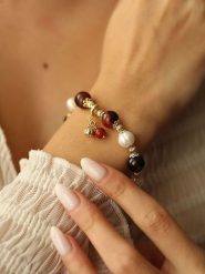 Pierres delicates Pozłacana bransoletka z agatami i perłami rozmiar: onesize. Białe bransoletki Pierres delicates, z agatem, pozłacane. Za 52.99 zł.