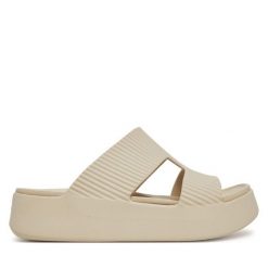 Klapki Crocs. Brązowe klapki Crocs, bez wzorów, bez obcasa. Za 169.99 zł.