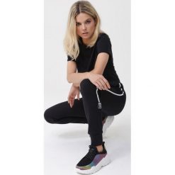 Czarne Spodnie Yaretzi. Czarne spodnie dresowe Born2be, l, bez wzorów, z dresówki. Za 59.99 zł.