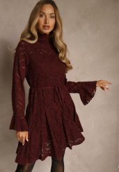 Bordowa Sukienka ze Stójką z Koronki Zdobiona Wiązaniem w Talii i Falbanami Elarassa. Czerwone sukienki Renee, s, z aplikacjami, z koronki, bez kołnierzyka, bez ramiączek, mini. Za 179.99 zł.