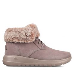 Trzewiki Skechers. Czerwone botki Skechers, bez wzorów, bez obcasa, na płaskiej podeszwie, bez zapięcia. Za 309.99 zł.