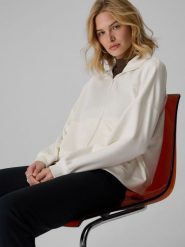 4F Bluza dresowa loose bez kaptura damska - kremowa S. Białe bluzy 4f, s, bez wzorów, z dresówki, bez kaptura. Za 199.99 zł.