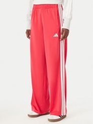 Adidas Spodnie dresowe Dayready KZ2513 Różowy Wide Leg. Czerwone spodnie dresowe Adidas, m, bez wzorów, z dresówki. Za 199.99 zł.