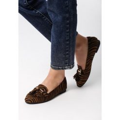 Camelowo-Czarne Mokasyny Avery. Czarne mokasyny Born2be, na jesień, bez wzorów, z okrągłym noskiem, bez obcasa. Za 59.99 zł.