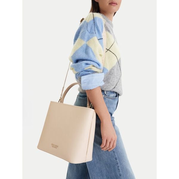 Torebka Nine West. Białe torebki klasyczne Nine West, z aplikacjami, bez dodatków. Za 199.99 zł.
