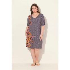 Damskie Sukienka plażowa paisley trapezowy krój dekolt w serek rękaw 1/2. Niebieskie sukienki Ulla Popken, na plażę, l, bez wzorów, z elastanu, sportowe, bez kołnierzyka, plus size, bez ramiączek, sportowe. W wyprzedaży za 179.99 zł.