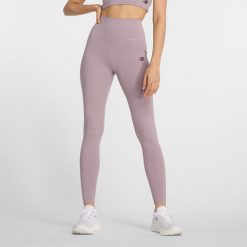 Legginsy damskie New Balance WP41127ICW – różowe. Czerwone legginsy sportowe New Balance, l, bez wzorów, z materiału, z podwyższonym stanem, na fitness i siłownię. Za 129.99 zł.