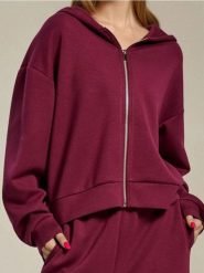 Rozpinana bluza z kapturem soft touch - czerwony. Czerwone bluzy Sinsay, l, bez wzorów, z dzianiny, z kapturem. Za 59.99 zł.