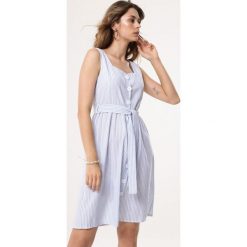 Jasnoniebieska Sukienka Slip Along. Sukienki Born2be, na lato, l, bez wzorów, klasyczne, bez kołnierzyka, bez ramiączek, midi. Za 49.99 zł.