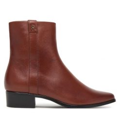 Botki Tommy Hilfiger. Brązowe botki TOMMY HILFIGER, bez wzorów, bez obcasa, na płaskiej podeszwie, bez zapięcia. Za 749.99 zł.