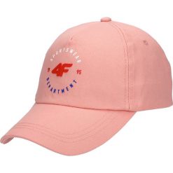 Czapka z daszkiem damska CAD302 - jasny róż. Czapki 4f. W wyprzedaży za 29.99 zł.