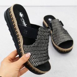Skórzane klapki damskie na koturnie plecione czarne Rieker V7953-00. Czarne klapki Rieker, bez wzorów, ze skóry ekologicznej, bez obcasa, na koturnie. Za 329.99 zł.