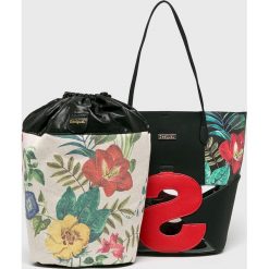 Desigual - Torebka. Czarne torby na ramię Desigual, bez wzorów, z materiału, casualowe, do ręki, średnie, z nadrukiem, bez dodatków. W wyprzedaży za 249.90 zł.
