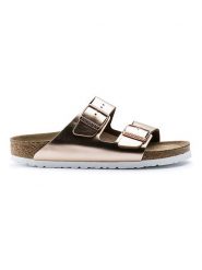 Birkenstock Skórzane klapki "Arizona" w kolorze różowozłotym rozmiar: 40. Różowe klapki Birkenstock, bez wzorów, z otwartym noskiem, bez obcasa. Za 440.28 zł.