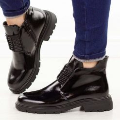 Czarne lakierowane botki damskie M.Daszyński 2501-10. Czarne botki M.Daszyński, na jesień, bez wzorów, z jeansu, z okrągłym noskiem, bez obcasa, bez zapięcia. W wyprzedaży za 185.07 zł.