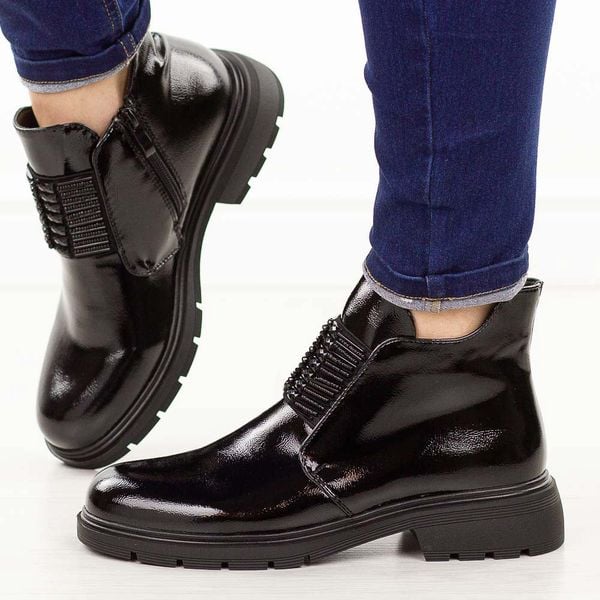 Czarne lakierowane botki damskie M.Daszyński 2501-10. Czarne botki M.Daszyński, na jesień, bez wzorów, z jeansu, z okrągłym noskiem, bez obcasa, bez zapięcia. W wyprzedaży za 189.05 zł.