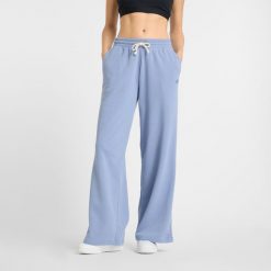 Spodnie damskie New Balance WP51503DUS – niebieskie. Niebieskie spodnie materiałowe New Balance, na co dzień, l, z aplikacjami, z bawełny. Za 249.99 zł.