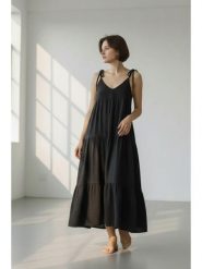 ASSUILI Lniana sukienka w kolorze czarnym rozmiar: 36. Czarne sukienki Assuili, bez wzorów, ze lnu, bez kołnierzyka, bez ramiączek, maxi, rozkloszowane. Za 130.99 zł.