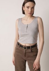 Szary Prążkowany Top na Szerokich Ramiączkach z Bawełny Zdobiony Guzikami Bernella. Szare topy Born2be, m, z aplikacjami, z bawełny, bez kołnierzyka, bez ramiączek. Za 39.99 zł.