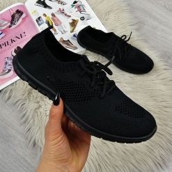 Buty sportowe damskie siateczkowe wsuwane czarne News 1020. Czarne obuwie sportowe NEWS, z materiału, bez zapięcia. Za 49.50 zł.