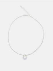 Naszyjnik z zawieszką w kształcie łezki - srebrny. Szare naszyjniki Sinsay, srebrne. Za 12.99 zł.