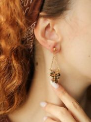 L'Atelier de Gaia Pozłacane kolczyki-wkrętki z tygrysim okiem rozmiar: onesize. Brązowe kolczyki L'Atelier de Gaia, pozłacane. Za 43.99 zł.