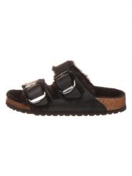 Birkenstock Skórzane klapki "Arizona" w kolorze czarnym rozmiar: 40. Czarne klapki Birkenstock, bez wzorów, z otwartym noskiem, bez obcasa. Za 421.67 zł.