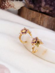 Pierres de Jade Pozłacane kolczyki-półkreole z perłami rozmiar: onesize. Białe kolczyki Pierres de Jade, z perłą, pozłacane. Za 60.99 zł.