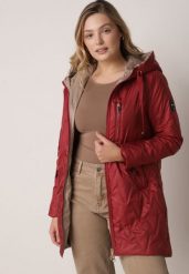 Czerwona Pikowana Kurtka Przejściowa Parka z Kapturem o Długim Kroju z Ozdobą Isaline. Czerwone kurtki Born2be, l, z dresówki, klasyczne, z kapturem. Za 149.99 zł.