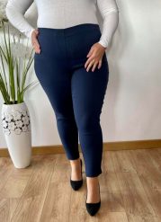 Granatowe spodnie chinosy Nina z zamkami 7/8 PLUS SIZE XXL. Spodnie materiałowe Nasi partnerzy, do pracy, plus size, bez wzorów, z elastanu, plus size, krótkie. Za 159.90 zł.