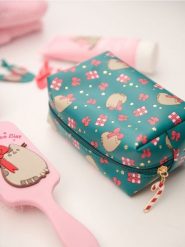 Kosmetyczka Pusheen the Cat - zielony. Zielone kufry i kosmetyczki Sinsay, bez wzorów, bez dodatków. Za 15.99 zł.