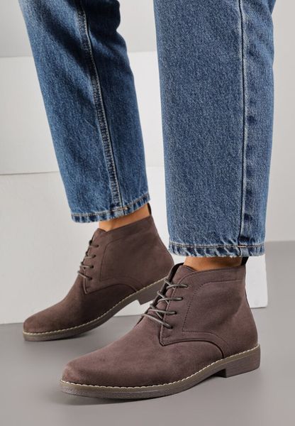 Brązowe Botki Vices o Klasycznym Fasonie Trzewików z Imitacji Zamszu Ativitta. Brązowe botki Renee, bez wzorów, z jeansu, bez obcasa, na płaskiej podeszwie, bez zapięcia. Za 84.99 zł.