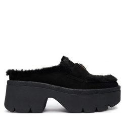 Klapki Guess. Czarne klapki Guess, z aplikacjami, bez obcasa. Za 639.99 zł.
