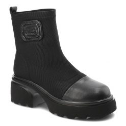 Czarne Botki Artiker Eleganckie Obuwie Damskie. Czarne botki Artiker, bez wzorów, z nubiku, bez obcasa, bez zapięcia. Za 237.99 zł.